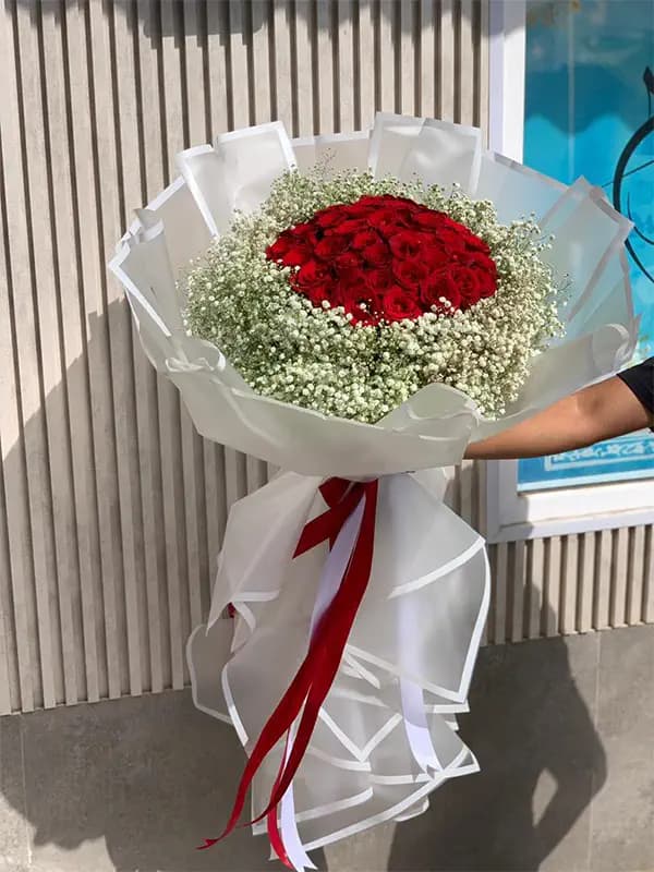 دسته گل 40 شاخه رز قرمز و عروس