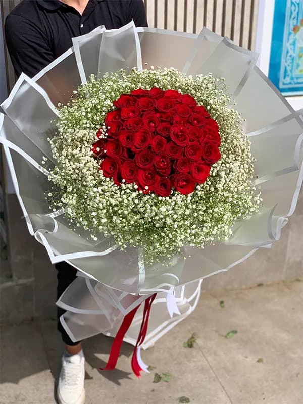 دسته گل 40 شاخه رز قرمز و عروس — تصویر ۲