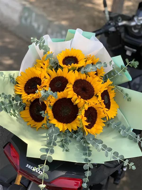 دسته گل با آفتابگردون — تصویر ۳