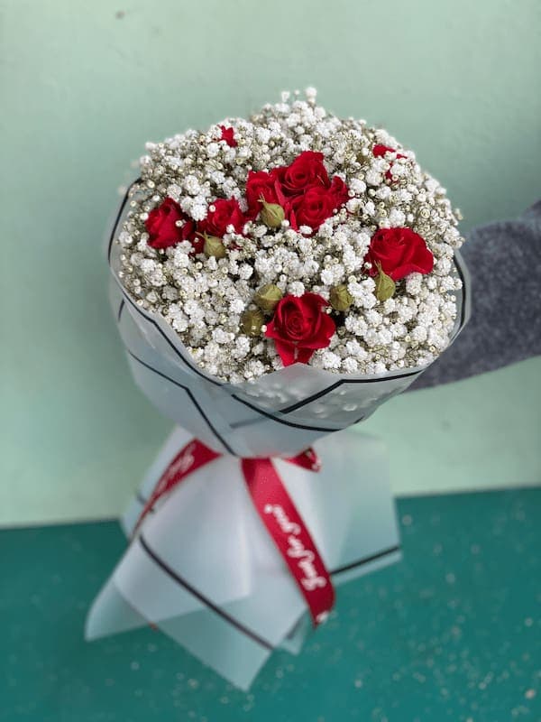 دسته گل رز مینیاتوری قرمز و ژیپسوفیلا