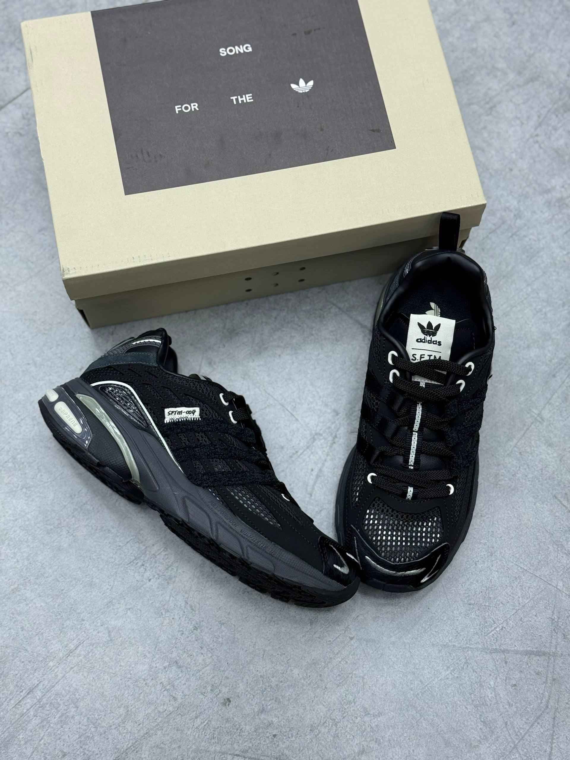 کتانی اسیکس مشکی Asics 2025 — تصویر ۲
