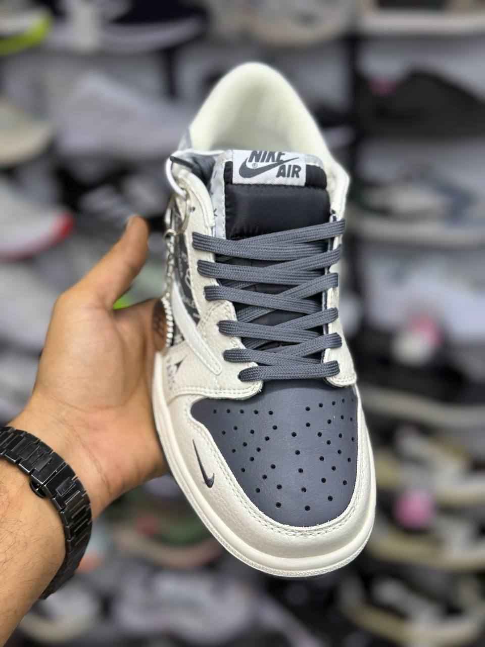 کتانی نایک تراویس پاریس Nike travis kaws 2025