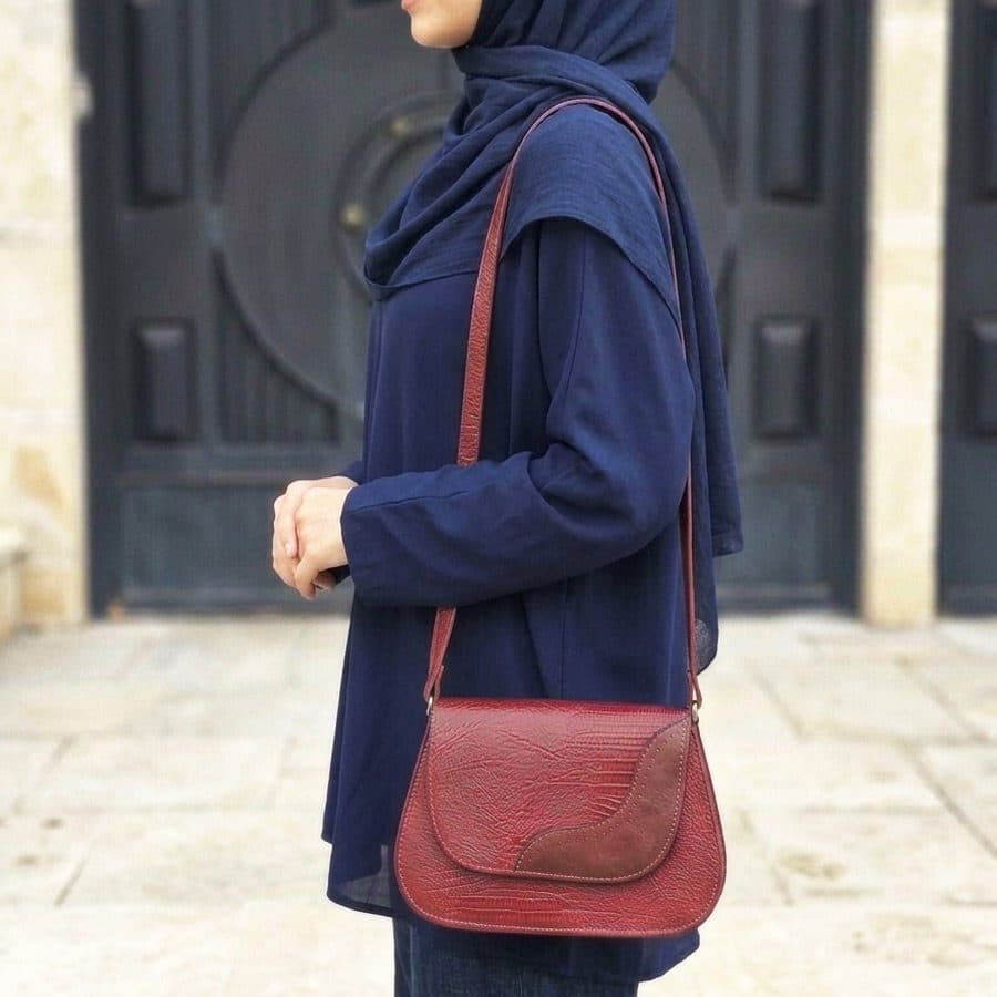 کیف دوشی زنانه چرم طبیعی طرح لیزارد زرشکی (مدل دو طبله) — تصویر ۶