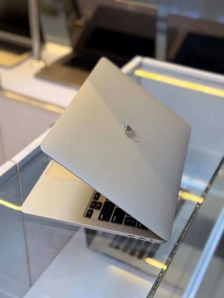 Apple MacBook Pro 2020 – M1 – 8GB – 256GB SSD – M1 GPU – 13.3″ 2K Touchbar — تصویر ۲