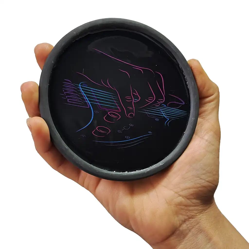 زیر لیوانی طرح نوازنده گیتار — تصویر ۴