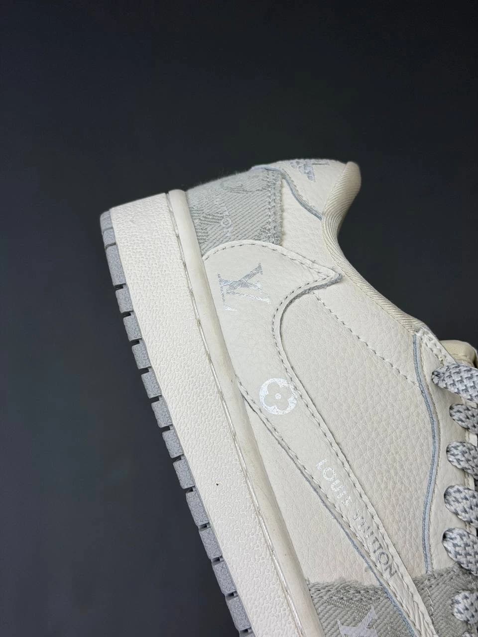 کتونی نایک ایر جردن وان لو ترویس اسکات لویی ویتون سفید Nike Air Jordan 1 Low Travis Scott Louis Voitton — تصویر ۹