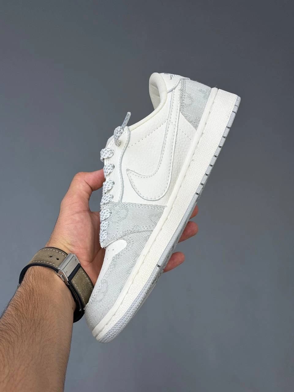 کتونی نایک ایر جردن وان لو ترویس اسکات لویی ویتون سفید Nike Air Jordan 1 Low Travis Scott Louis Voitton — تصویر ۳