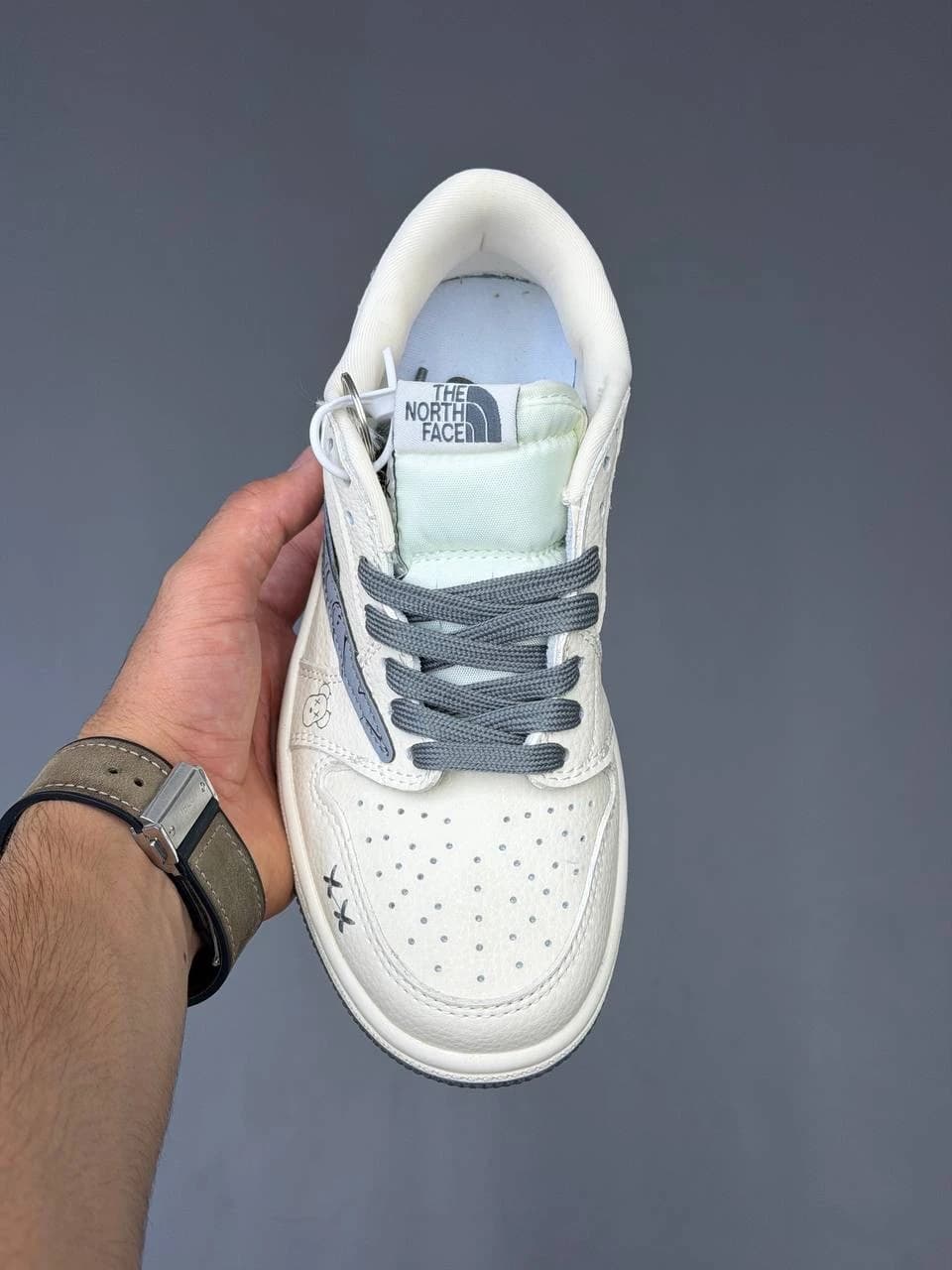 کتونی نایک ایر جردن وان لو ترویس اسکات لویی ویتون سفید طوسی Nike Air Jordan 1 Low Travis Scott Louis Voitton — تصویر ۹