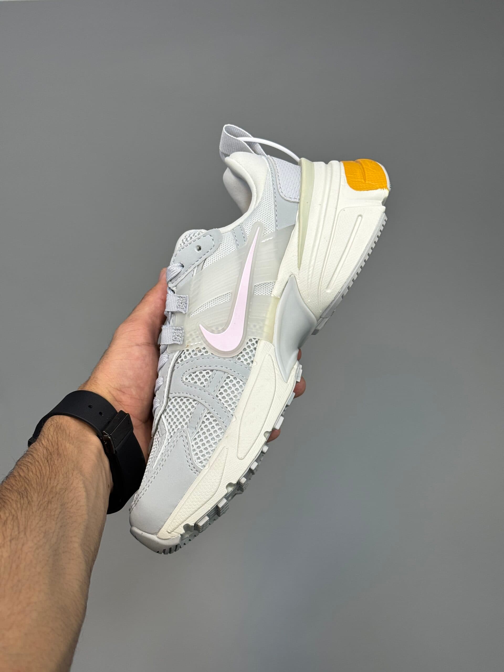 کتونی نایک وی تو کی ران خاکستری خردلی Nike V2K Run — تصویر ۹