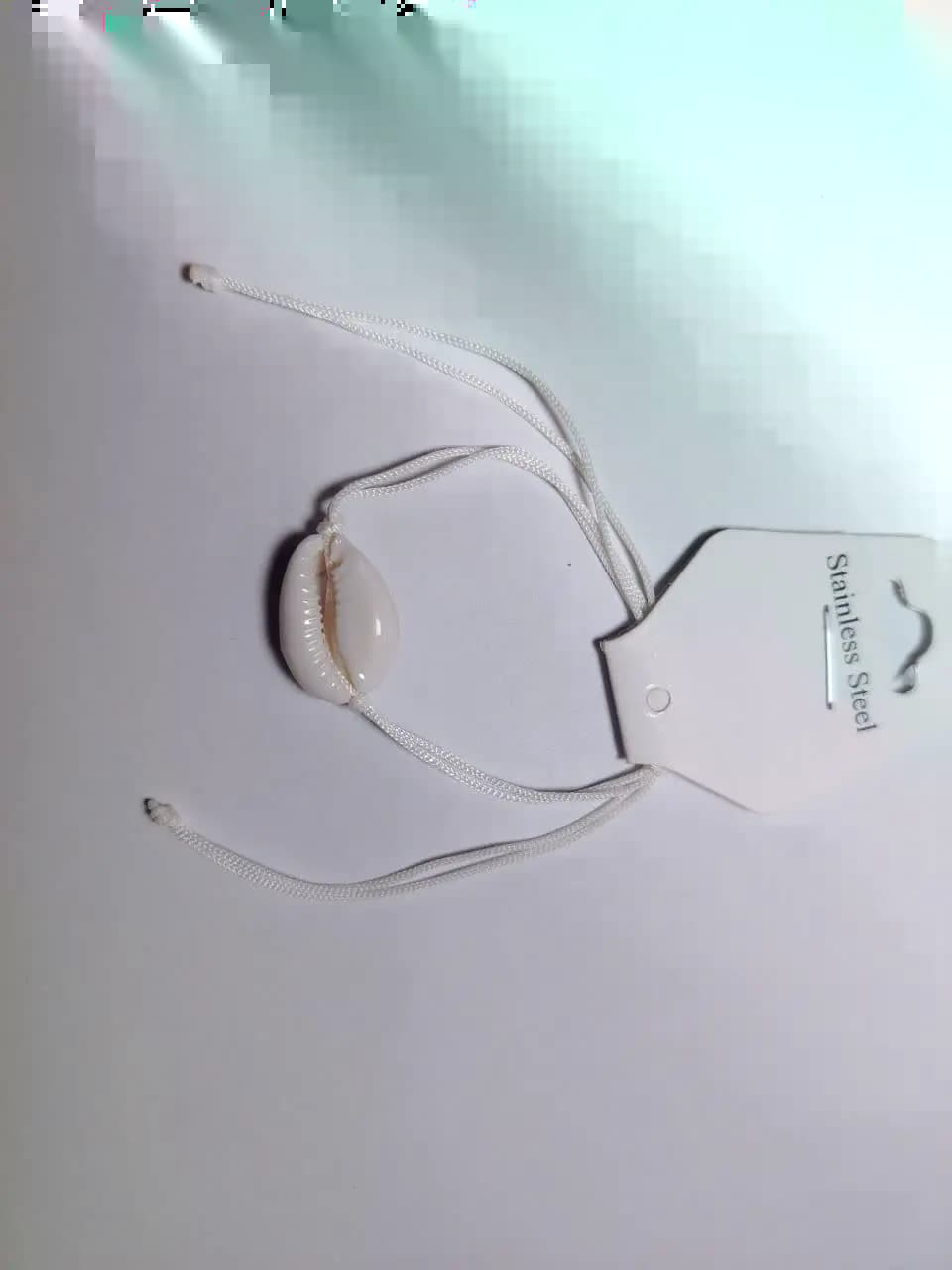 دستبند صدفی خاص و مینیمال مناسب استایل اسپرت و تابستانی — تصویر ۲