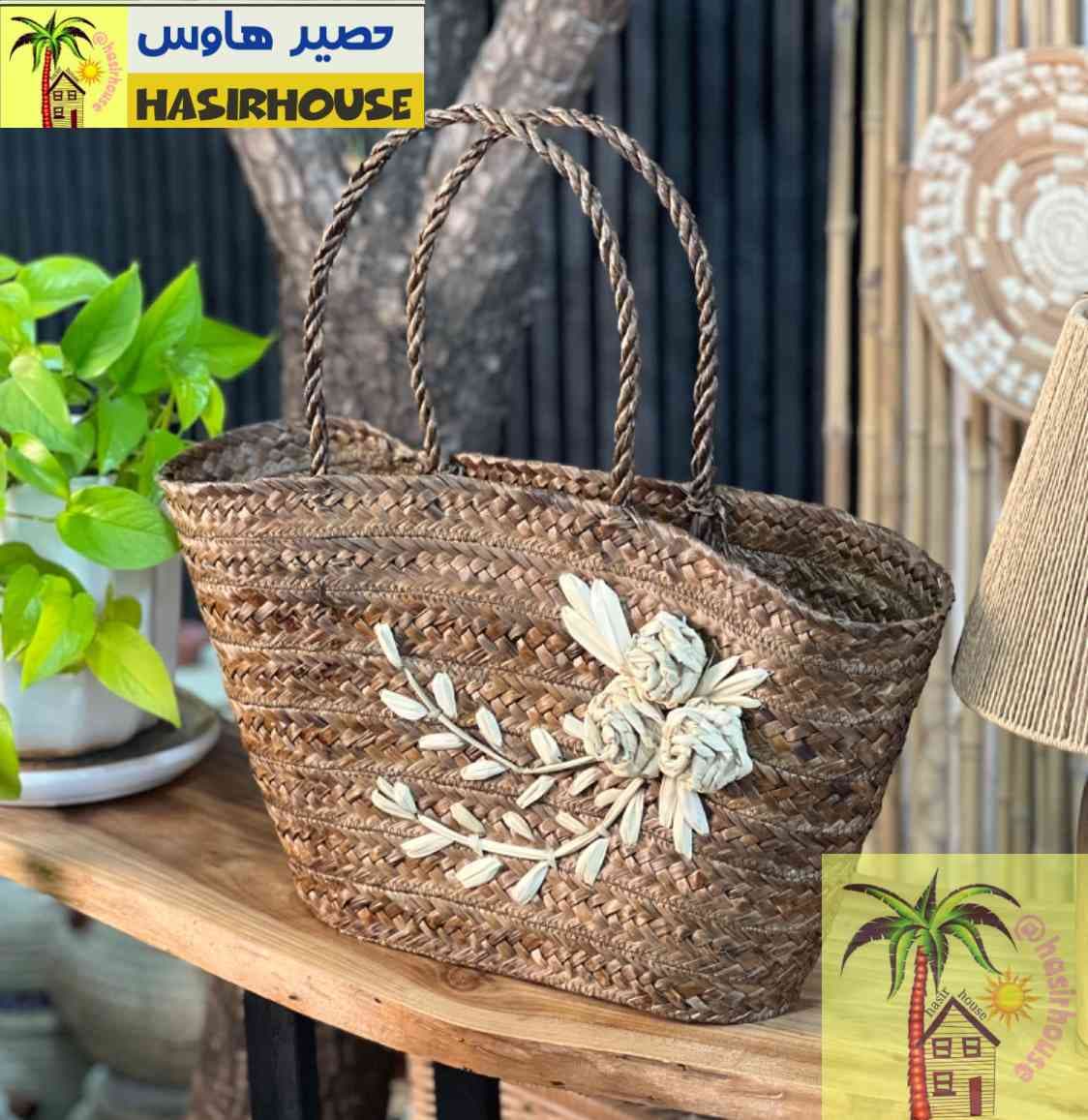 زنبیل حصیری قهوه‌ای طرح دار