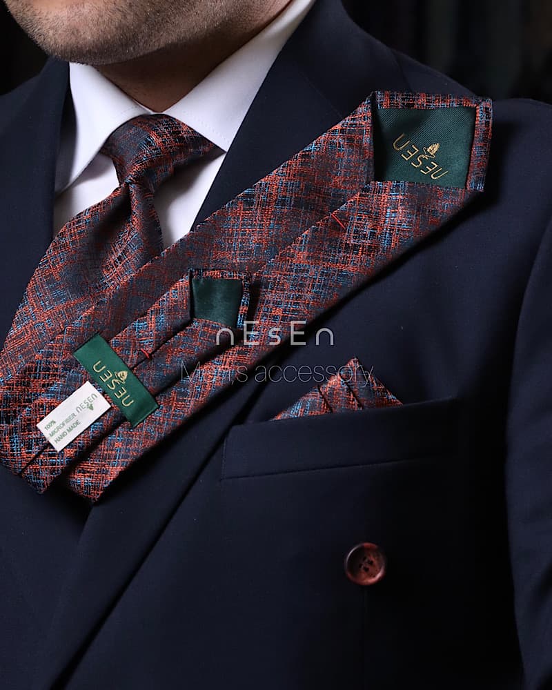 کراوات و دستمال جیب مردانه NESEN | طرح پتینه آجری T248 — تصویر ۲