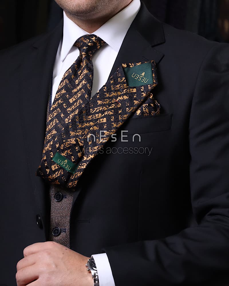 کراوات و دستمال جیب مردانه NESEN – طرح حصیری مشکی طلایی T225 — تصویر ۵