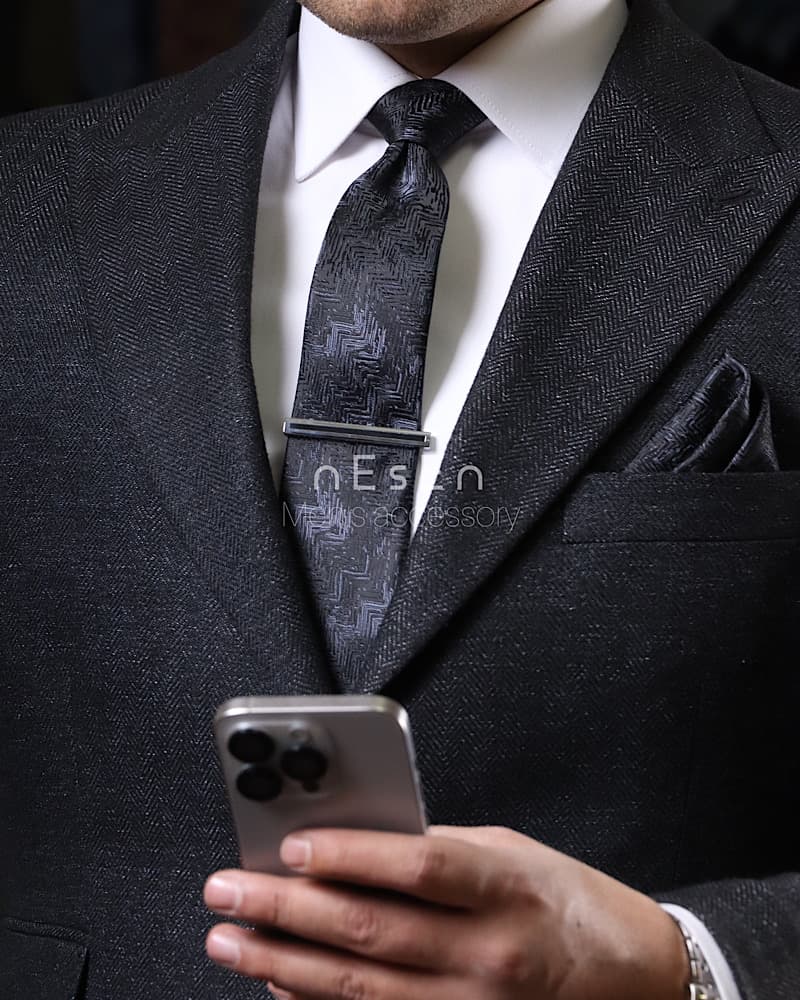 کراوات و پوشت NESEN – طرح Twist طوسی T220 — تصویر ۴