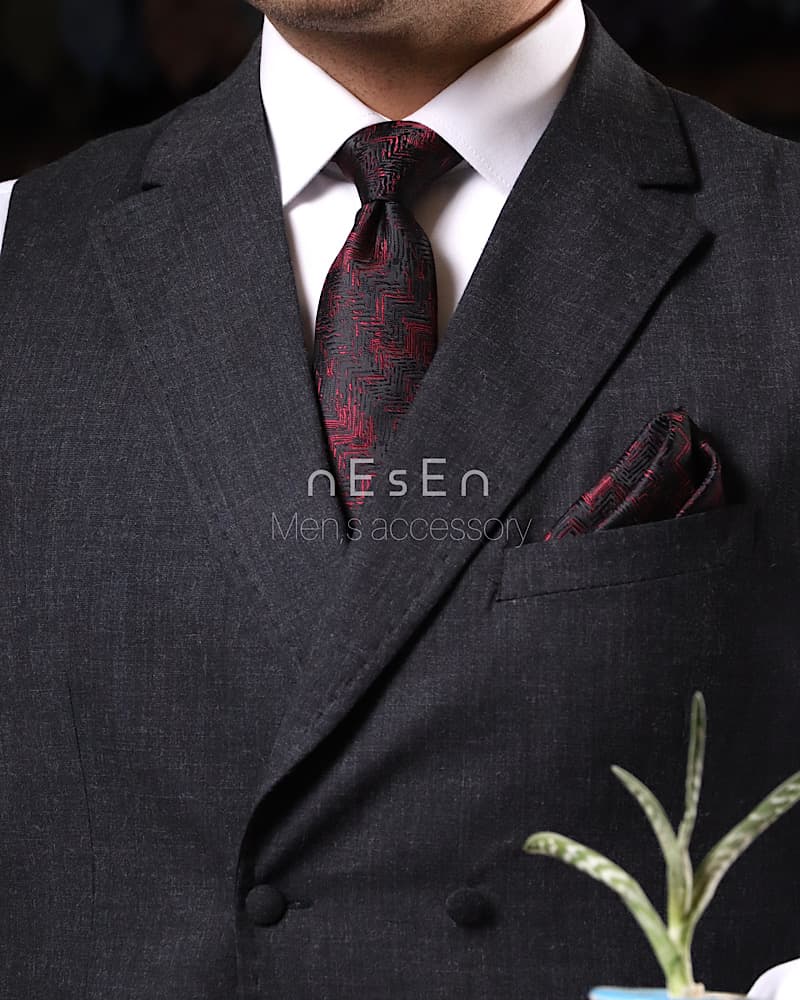 ست کراوات و پوشت NESEN – طرح Twist مشکی زرشکی T218 — تصویر ۴