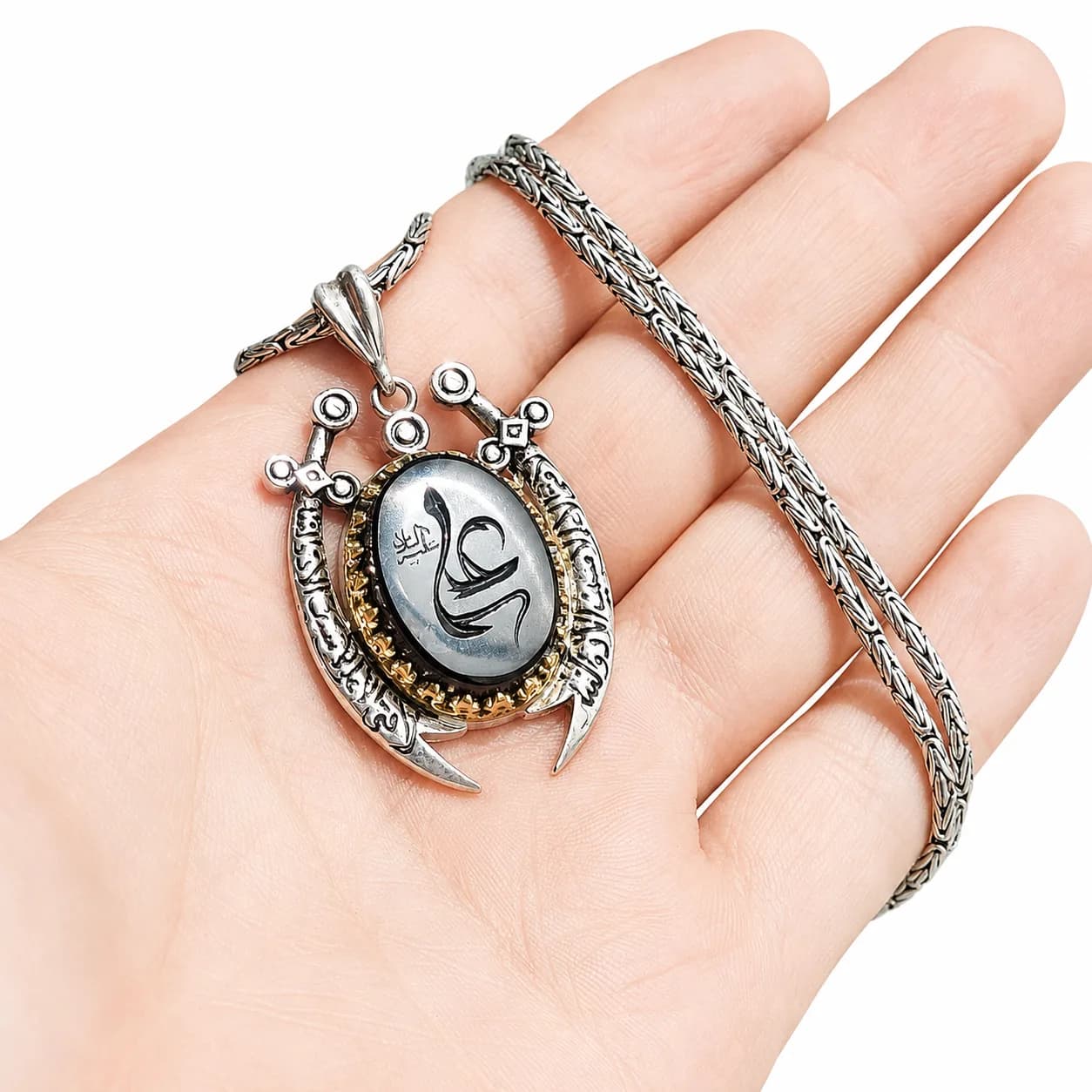 پلاک نقره طرح ذوالفقار با نگین حکاکی علی (ع) — تصویر ۴