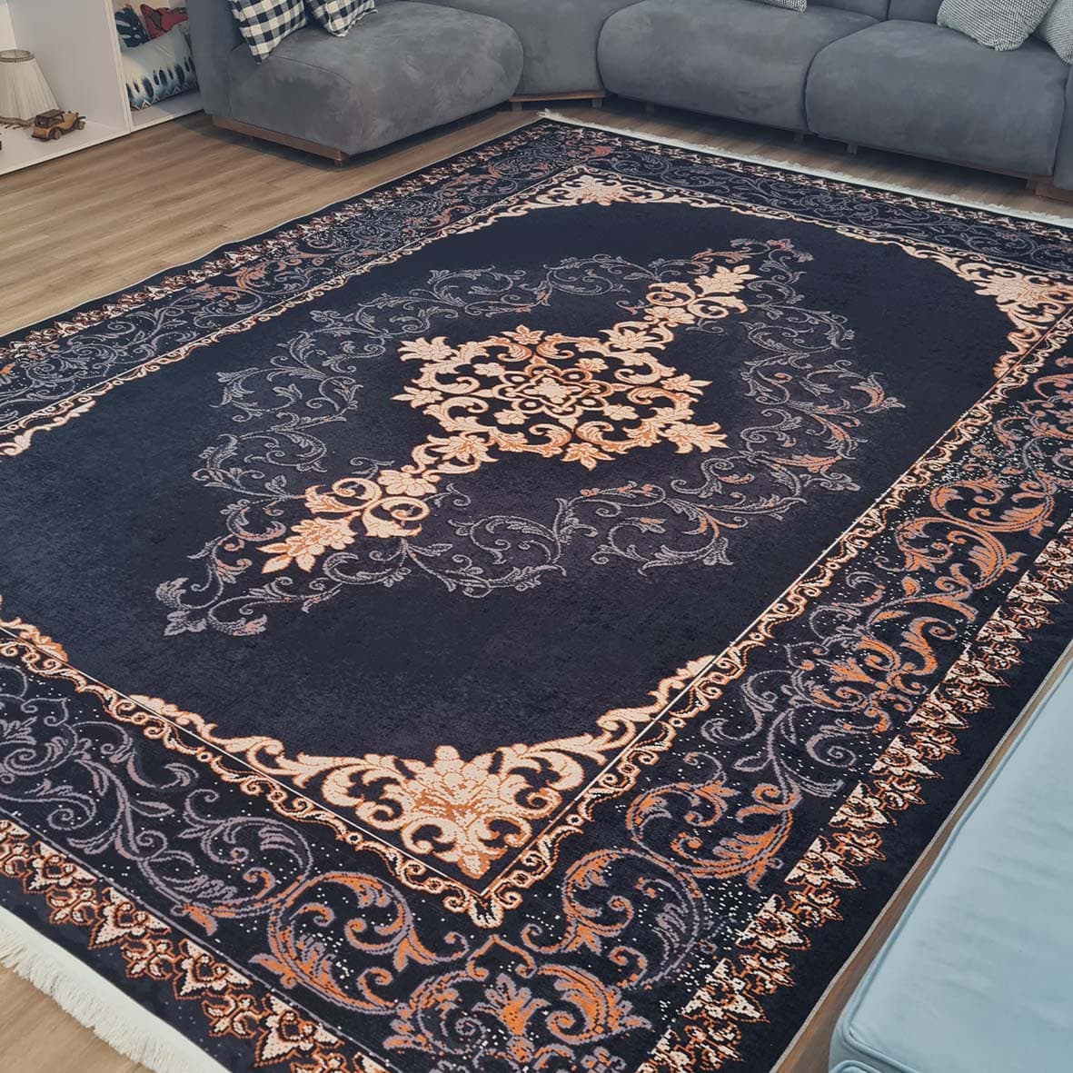 فرش ماشینی چاپی | فرشینه مخمل هازان ترک استپ دار (ضد سر) طرح سنتی کد L483 — تصویر ۷