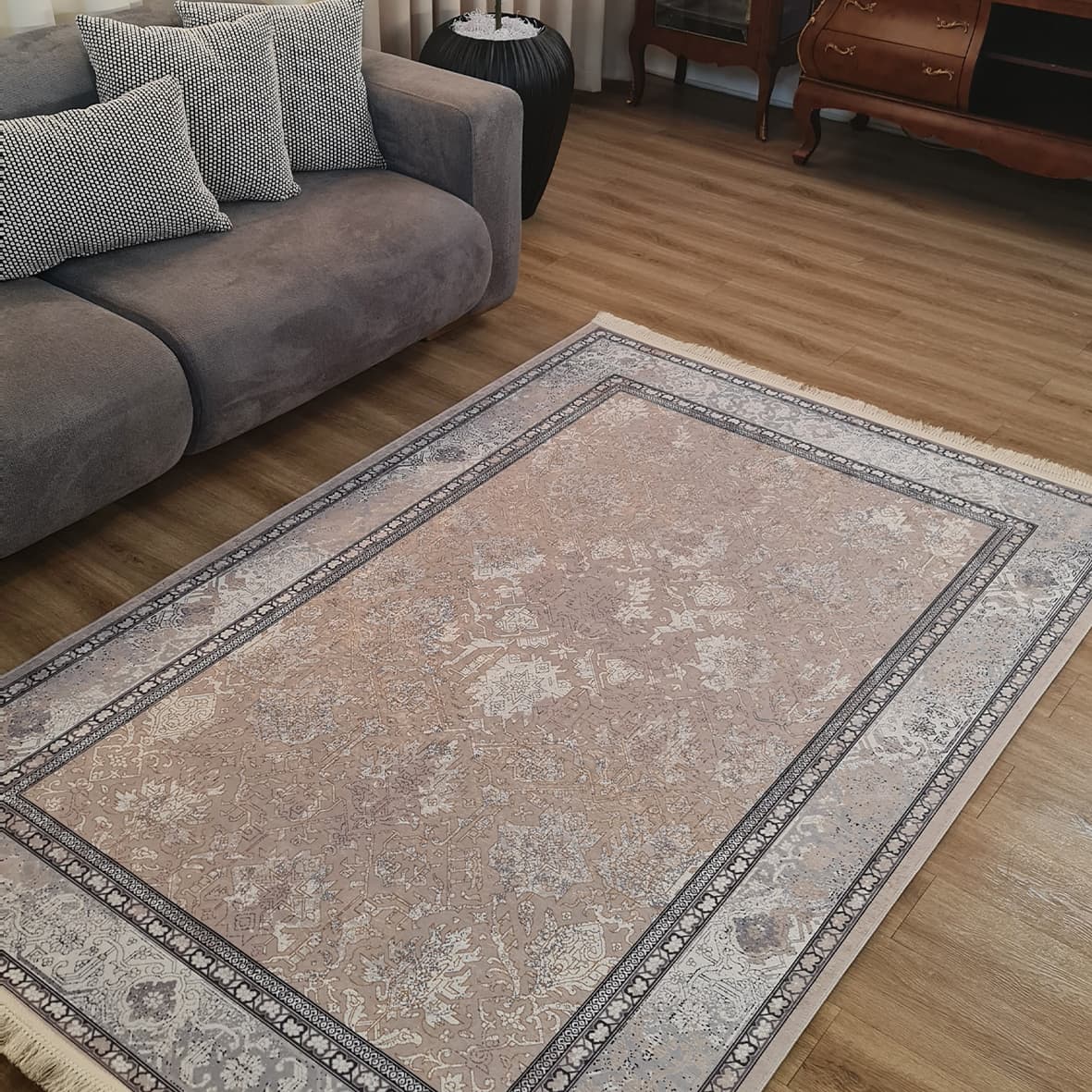 فرش ماشینی چاپی | فرشینه مخمل هازان ترک استپ دار (ضد سر) طرح سنتی کد L124 — تصویر ۶