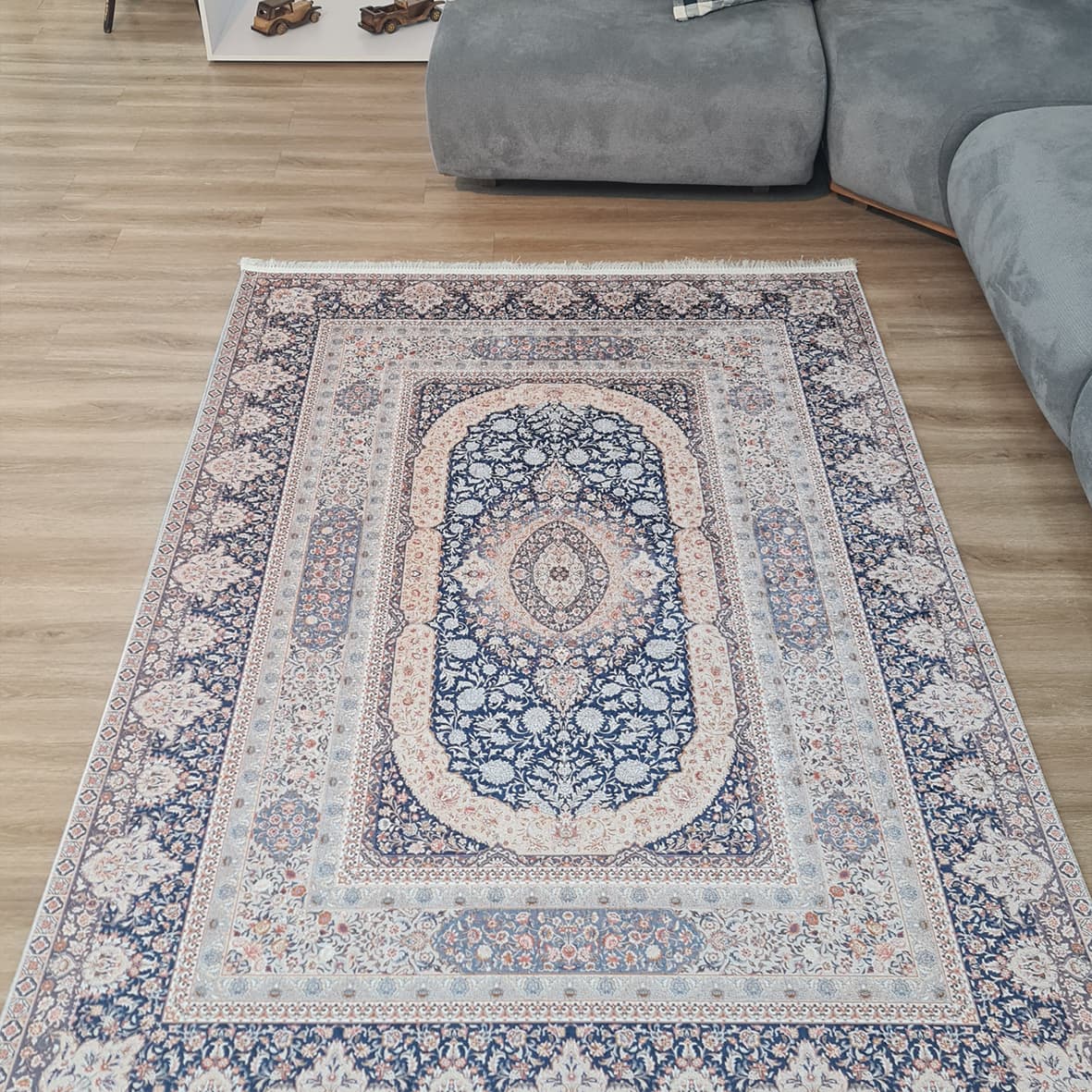 فرش ماشینی چاپی | فرشینه مخمل هازان ترک استپ دار (ضد سر) طرح سنتی کد L208 — تصویر ۲
