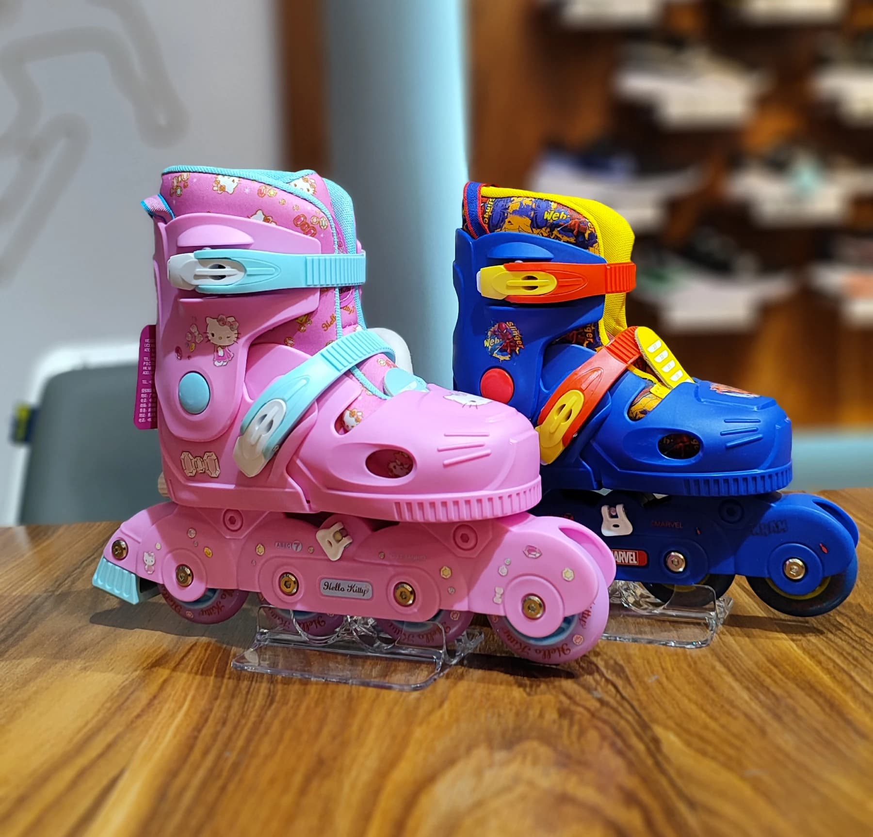 کفش اسکیت بچه‌گانه هلوکیتی Hello Kitty همراه با ست ایمنی EPRO — تصویر ۲