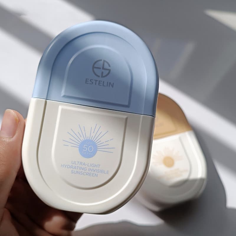 کرم ضد آفتاب بدون رنگ استلین، 50 SPF، مدل ultra light، مناسب انواع پوست و حجم 50 میلیلیتر، محافظت کننده در برابر اشعه UVA و UVB، بسیار سبک، +++ PA، آبرسان، ضد لک، با ماندگاری 2 ساعته — تصویر ۷