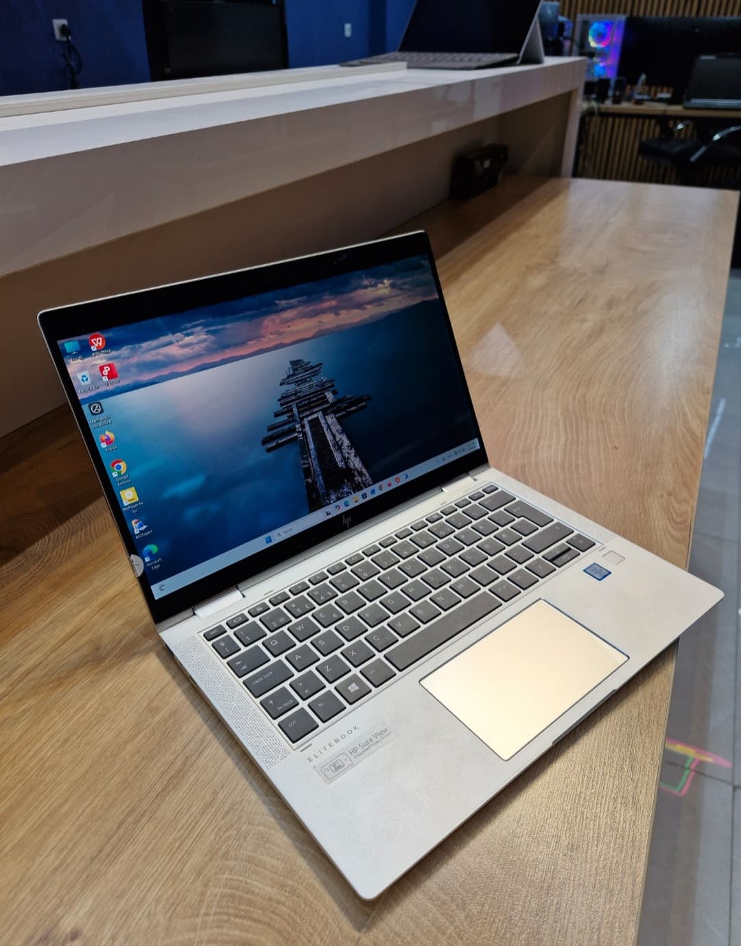 لپ تاپ لمسی 360 درجه اچ پی HP EliteBook x360 1030 G3 |cpu : i5 8650U | RAM 16GB | SSD M2 256 GB | GPU : INTEL 620 8 GB | SCREEN 13.3 FULLHD — تصویر ۴