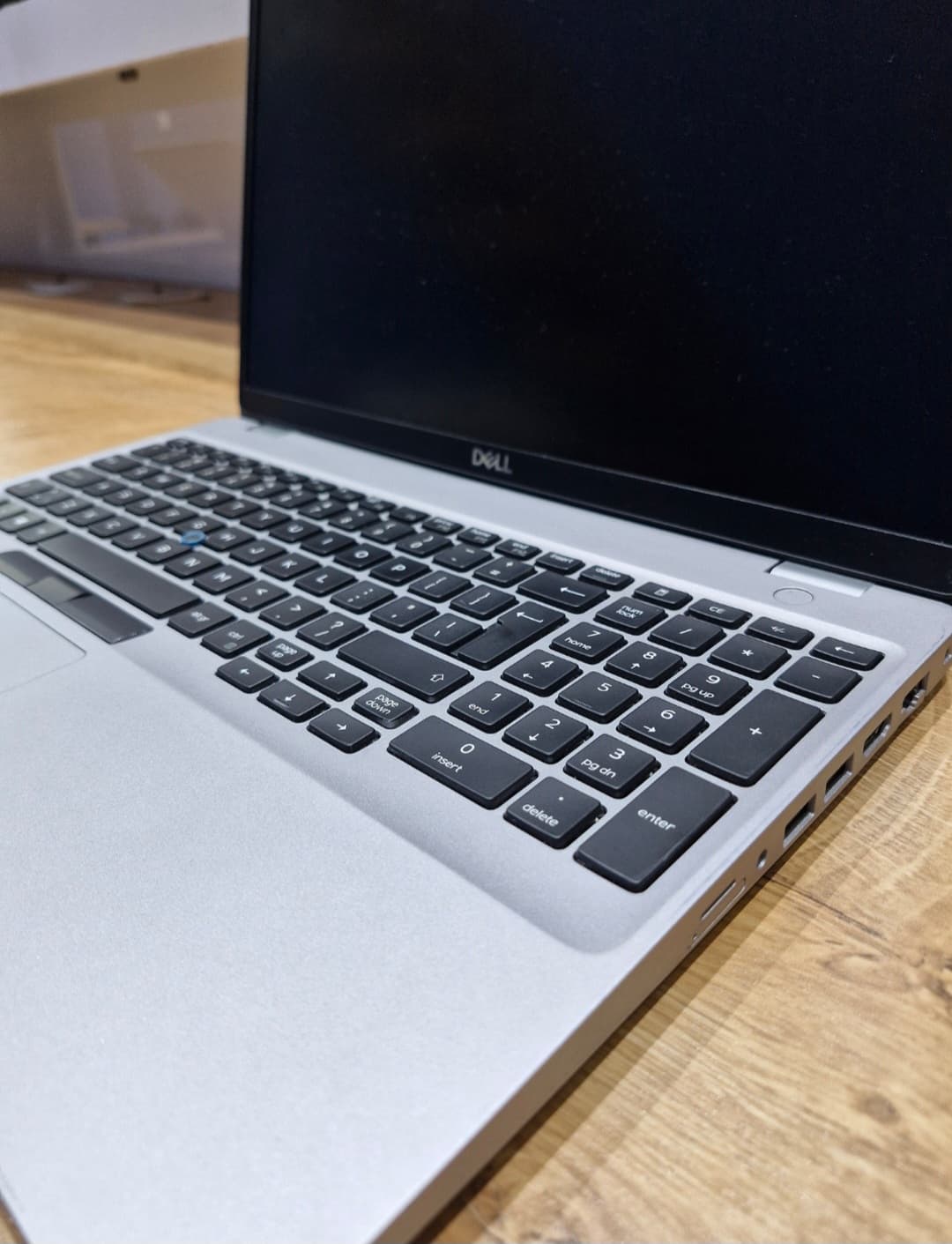 لپ تاپ استوک دل Dell Latitude 5510 / Core i5-10310U / RAM 8 GB / NVME 256 GB / INTEL UHD 620 4 GB / 15.6 FHD — تصویر ۴