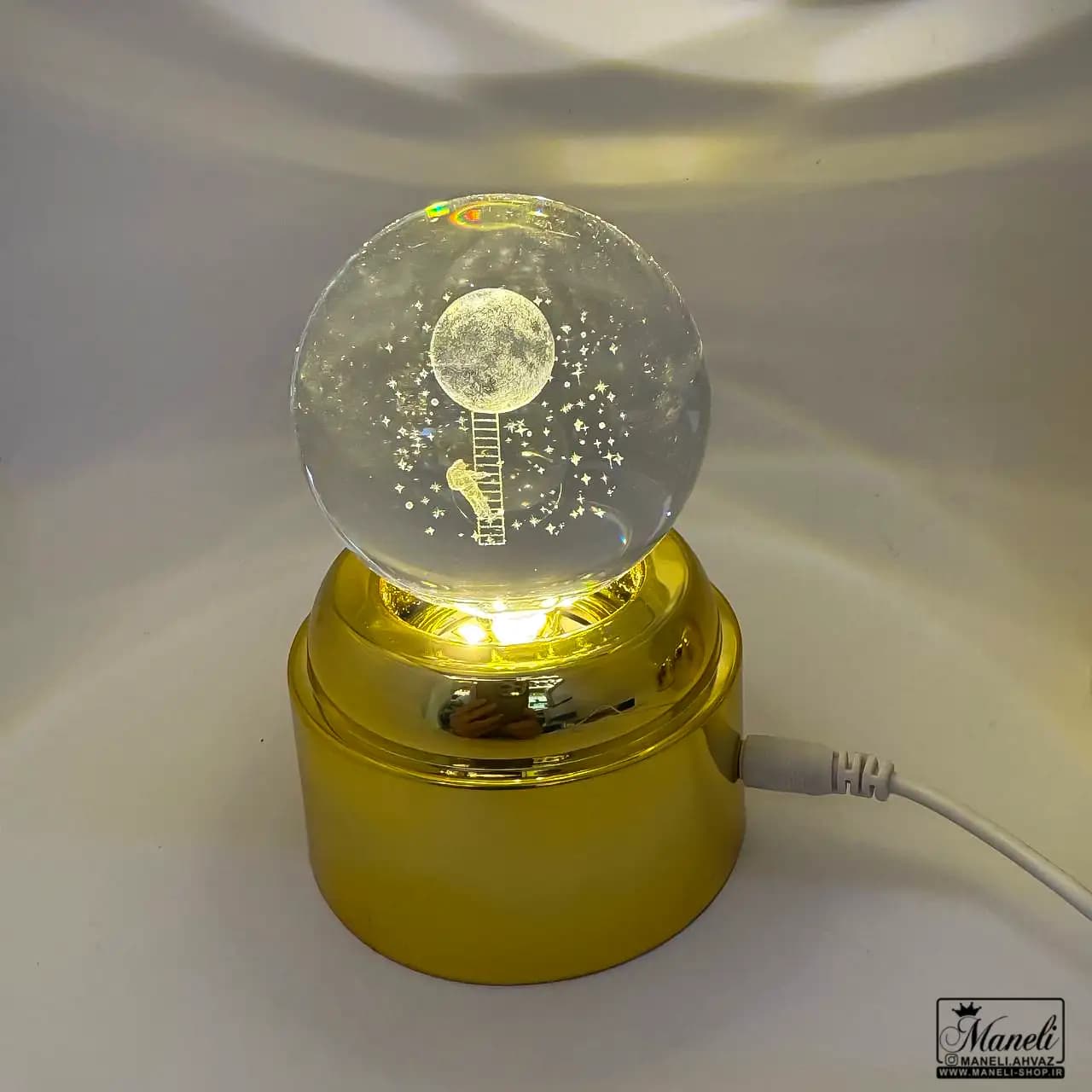 گوی کریستالی چرخان و چراغدار usb با پایه طلایی — تصویر ۳