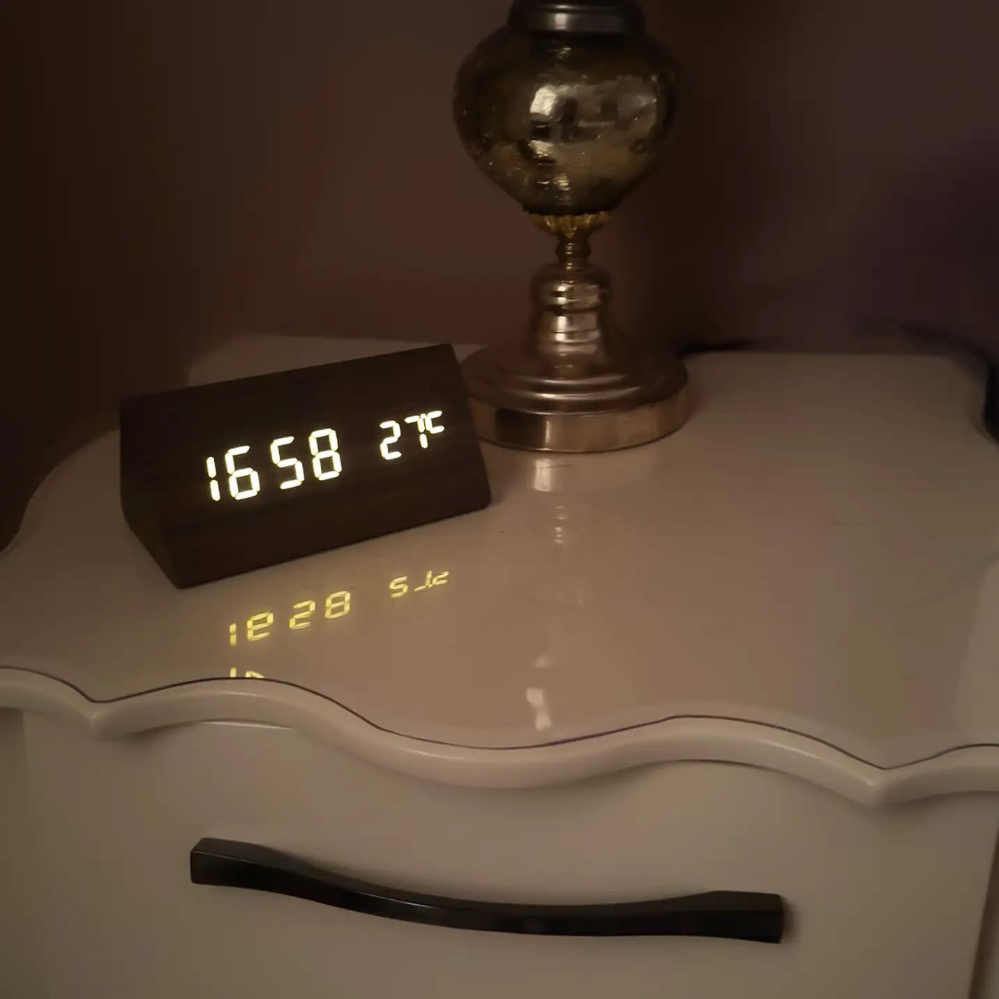 ساعت و دما سنج دیجیتالی رومیزی طرح چوب — تصویر ۸