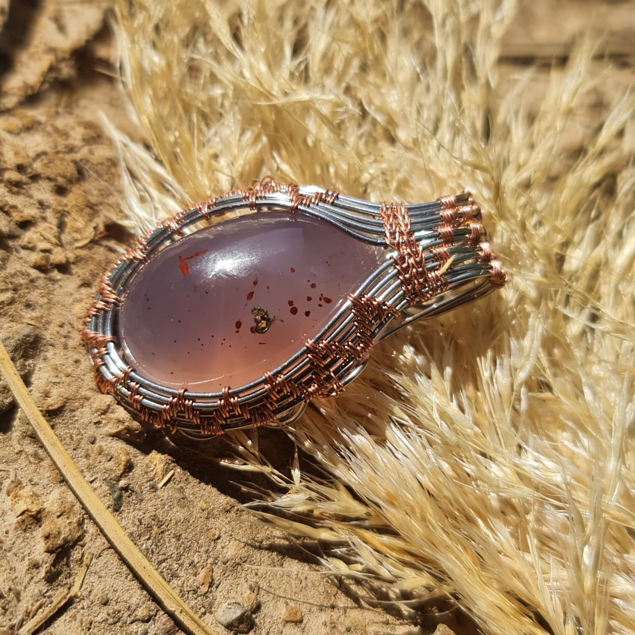 آویز عقیق سوسنی با طرح تابان — تصویر ۵