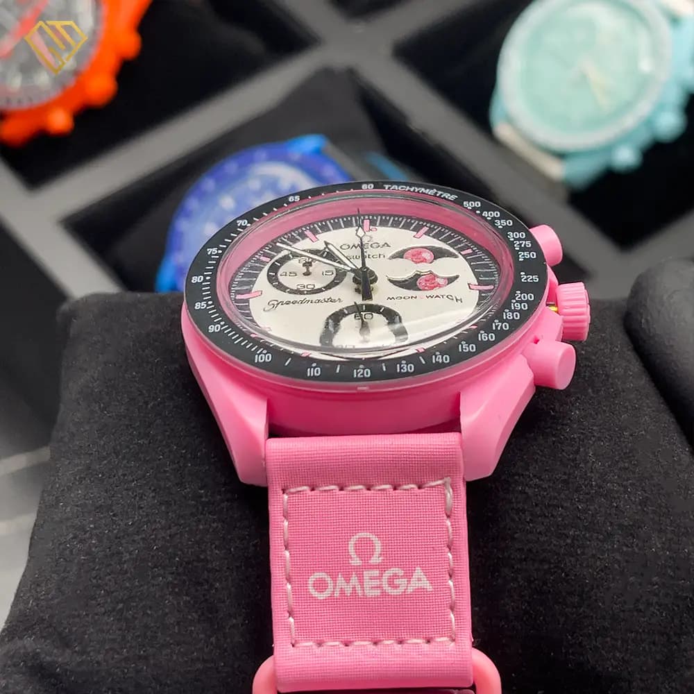 ساعت امگا سواچ زنانه صورتی کرنوگراف MOONSWATCH Mission to the Moon — تصویر ۶