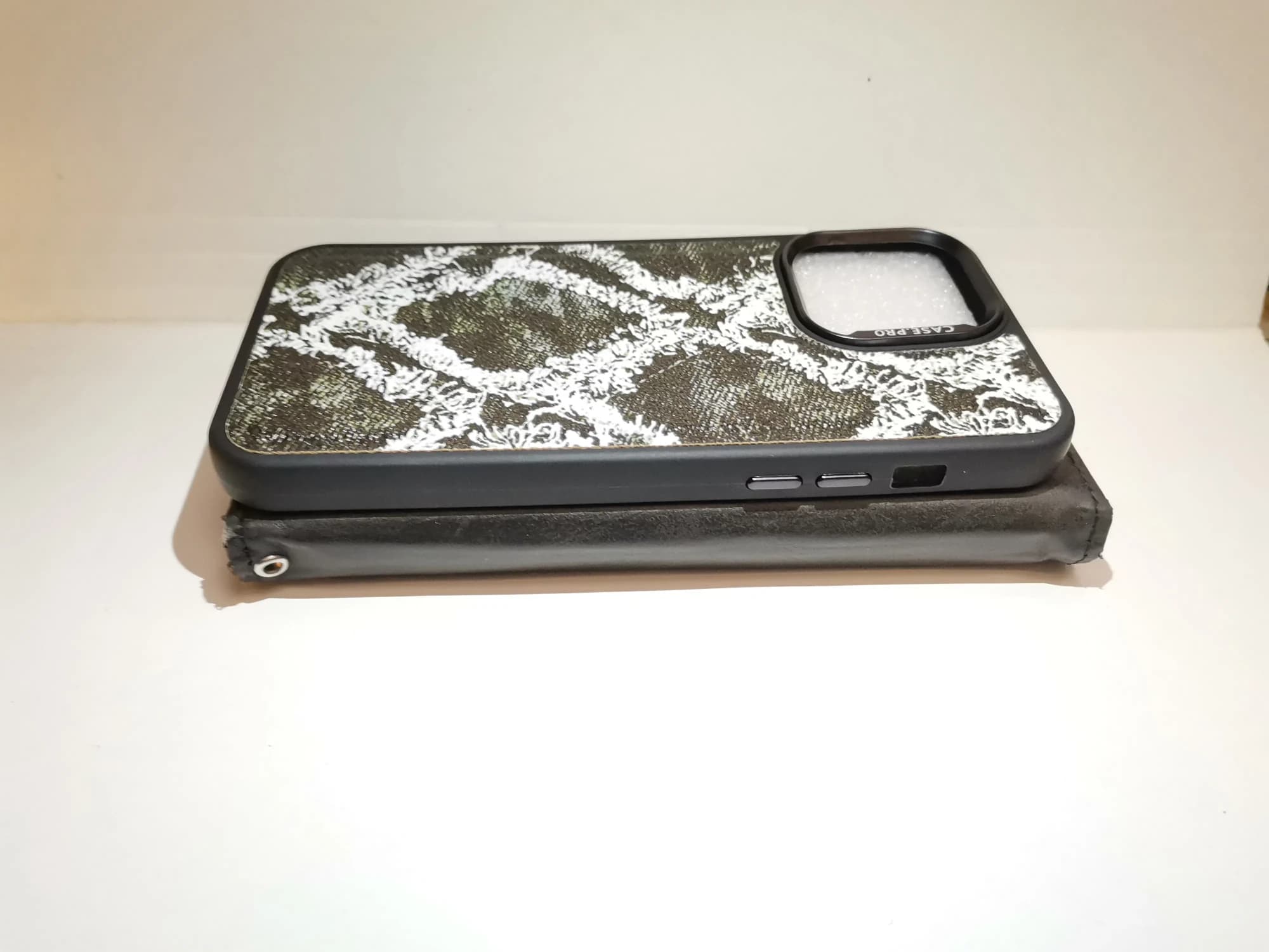 قاب طرح چرمی آیفون iphone 15 Pro Max — تصویر ۳