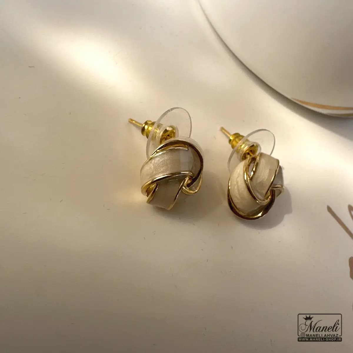 گوشواره میخی طرح گل سفید با حاشیه ی طلایی — تصویر ۲