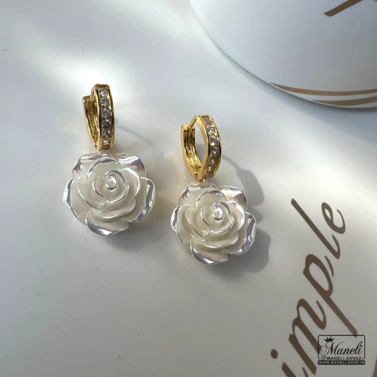 گوشواره مجلسی با گل سفید و نگین دار