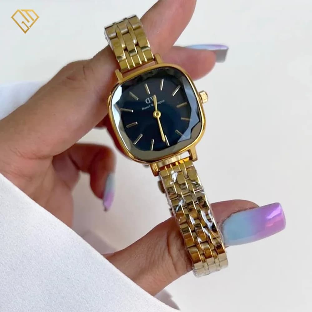 ساعت زنانه صفحه مربع برند Daniel Wellington بند استیل — تصویر ۹