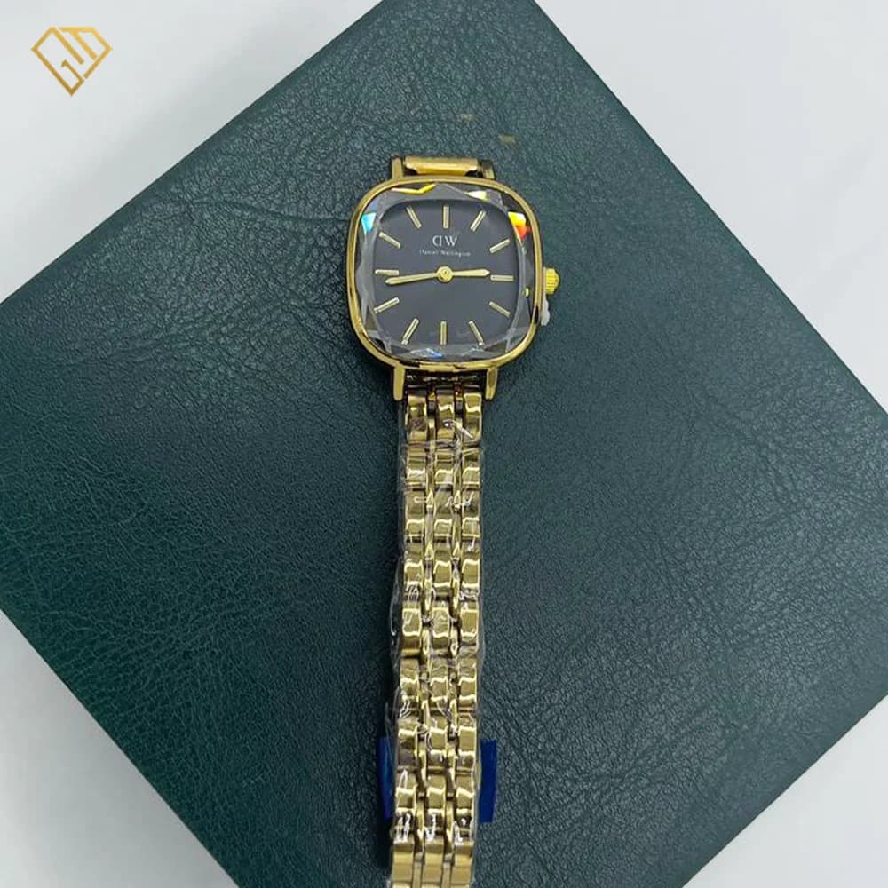 ساعت زنانه صفحه مربع برند Daniel Wellington بند استیل — تصویر ۶
