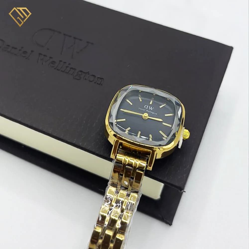 ساعت زنانه صفحه مربع برند Daniel Wellington بند استیل — تصویر ۵