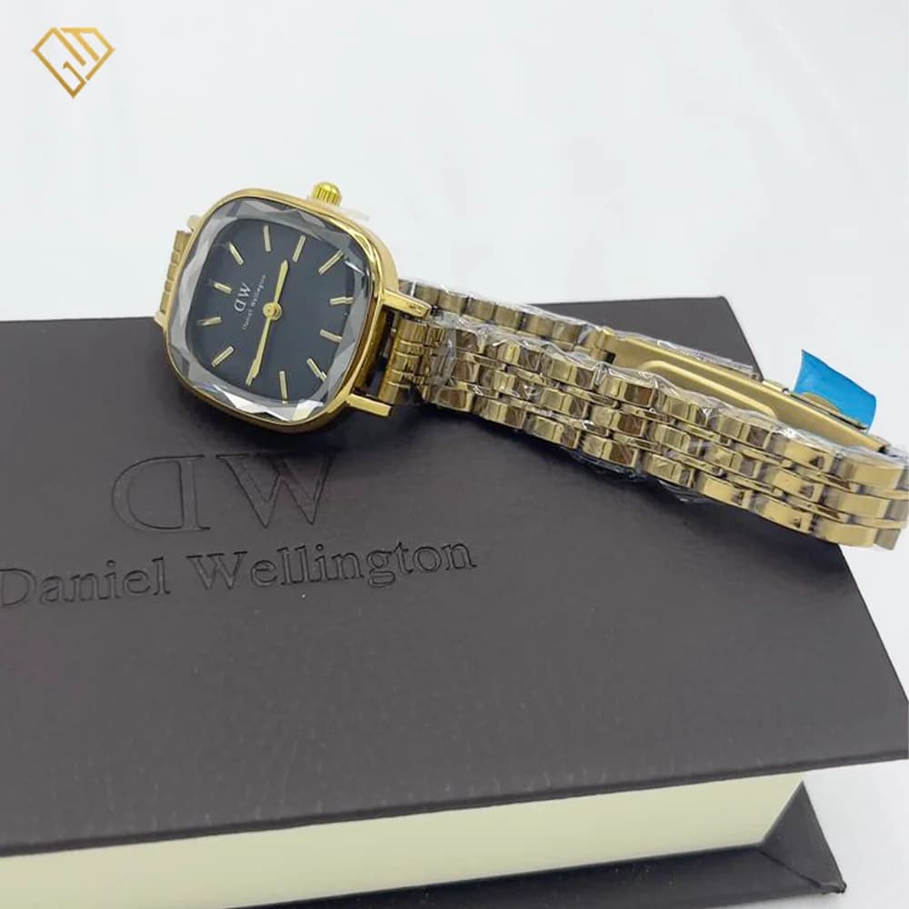 ساعت زنانه صفحه مربع برند Daniel Wellington بند استیل — تصویر ۴