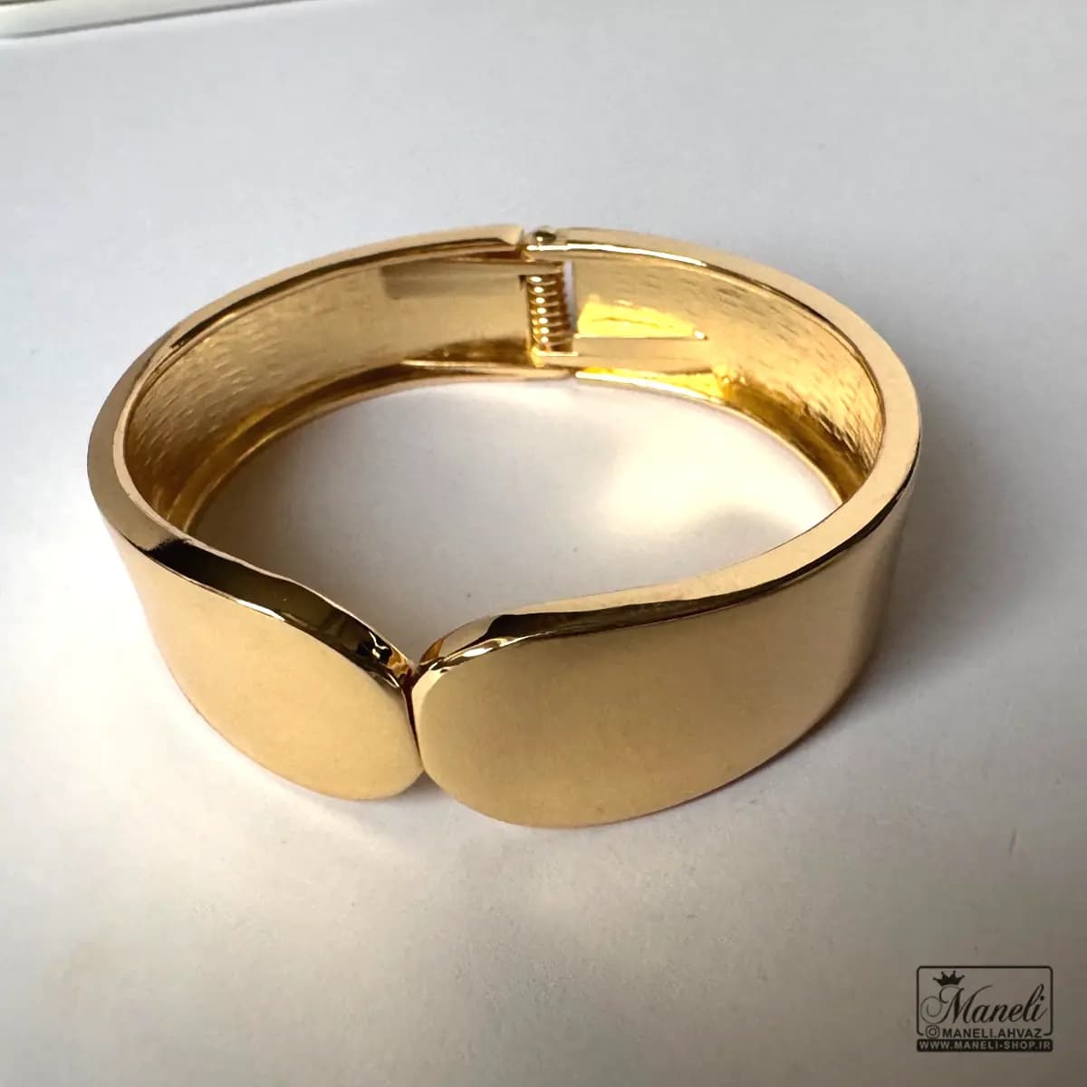 دستبند پهن زنانه ساده و شیک طلایی — تصویر ۹