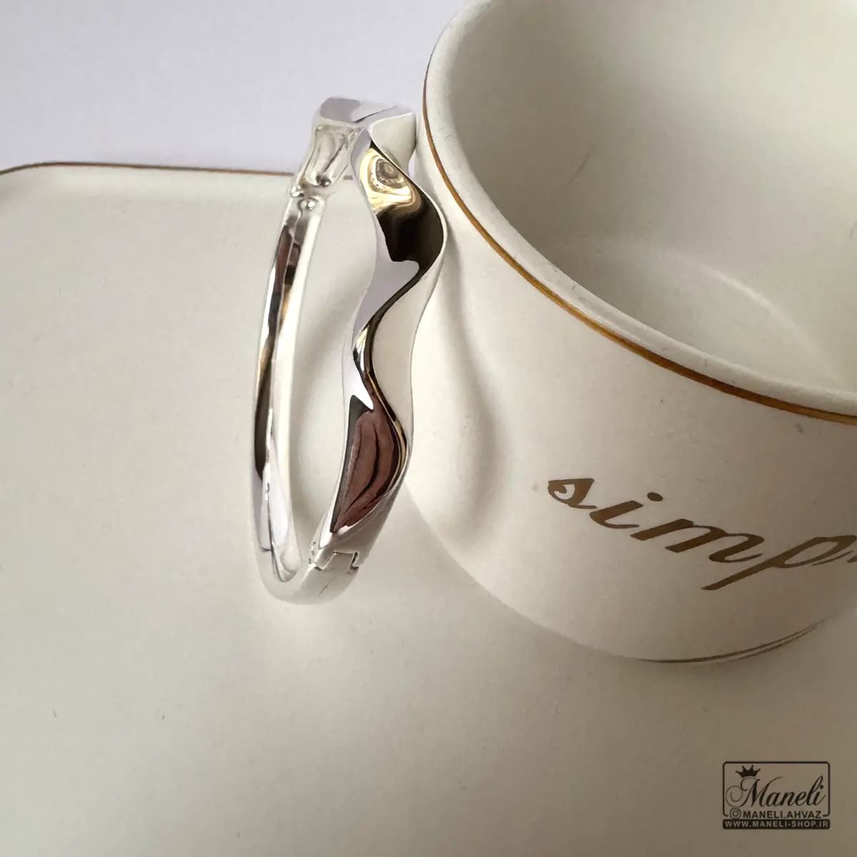 دستبند زنانه نقره ای بنگل مدل دفرمه — تصویر ۵