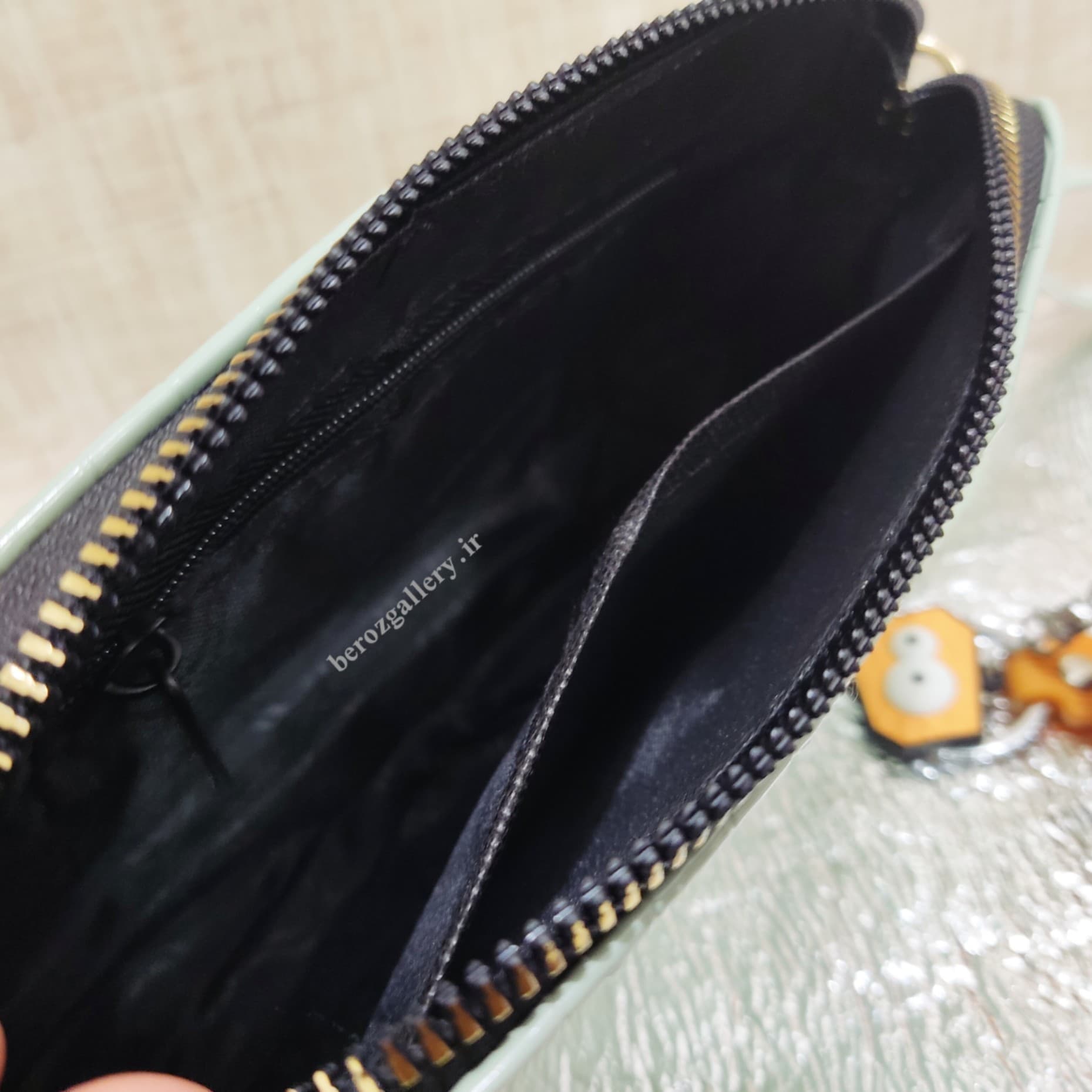 کیف زنانه ورنی پاسپورتی دستی — تصویر ۷