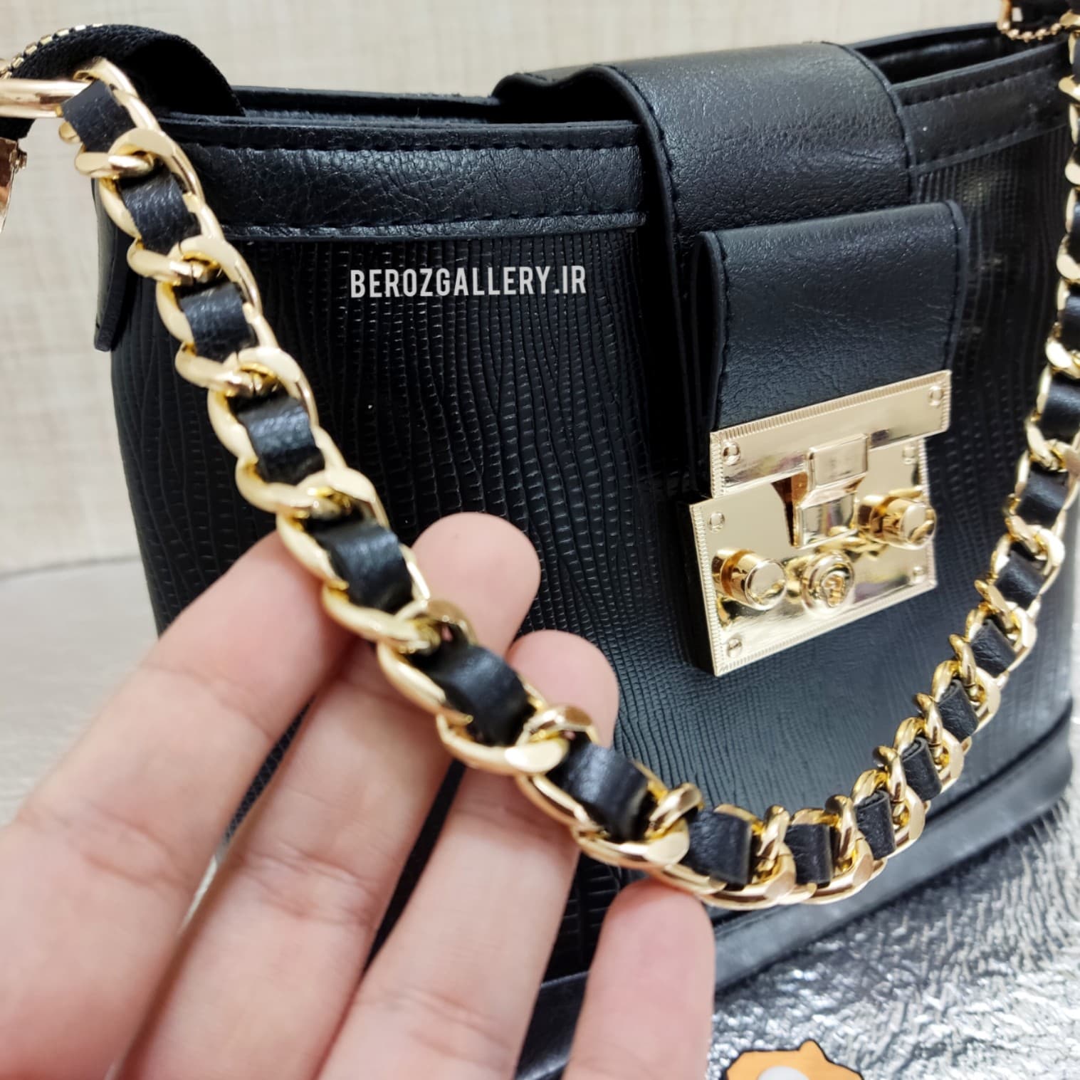 کیف زنجیردار طرح مارک — تصویر ۵