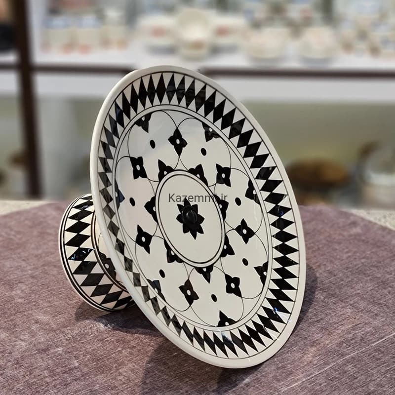 شیرینی خوری پایه دار مشکی سفید سرامیکی — تصویر ۳