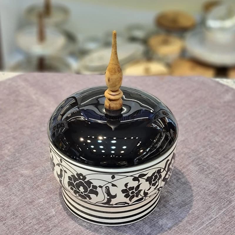 شکلات خوری مدل پایه‌نقش با دسته چوبی — تصویر ۳