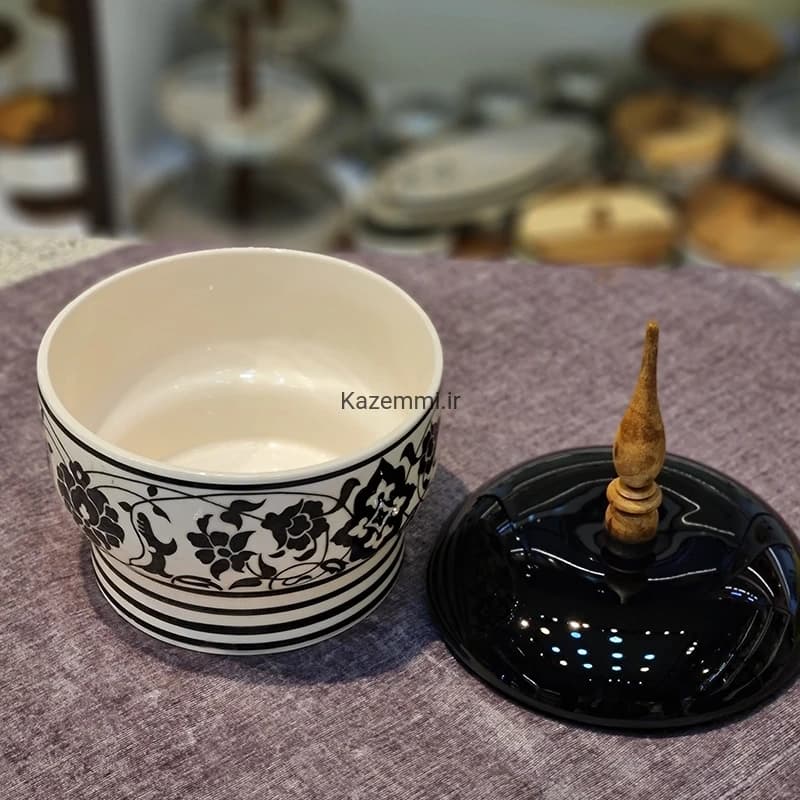 شکلات خوری مدل پایه‌نقش با دسته چوبی — تصویر ۴