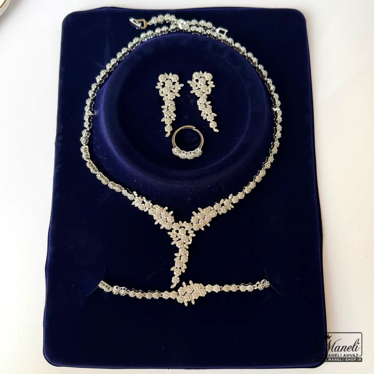 سرویس مجلسی با طرح گل های ریزمشابه جواهر — تصویر ۲