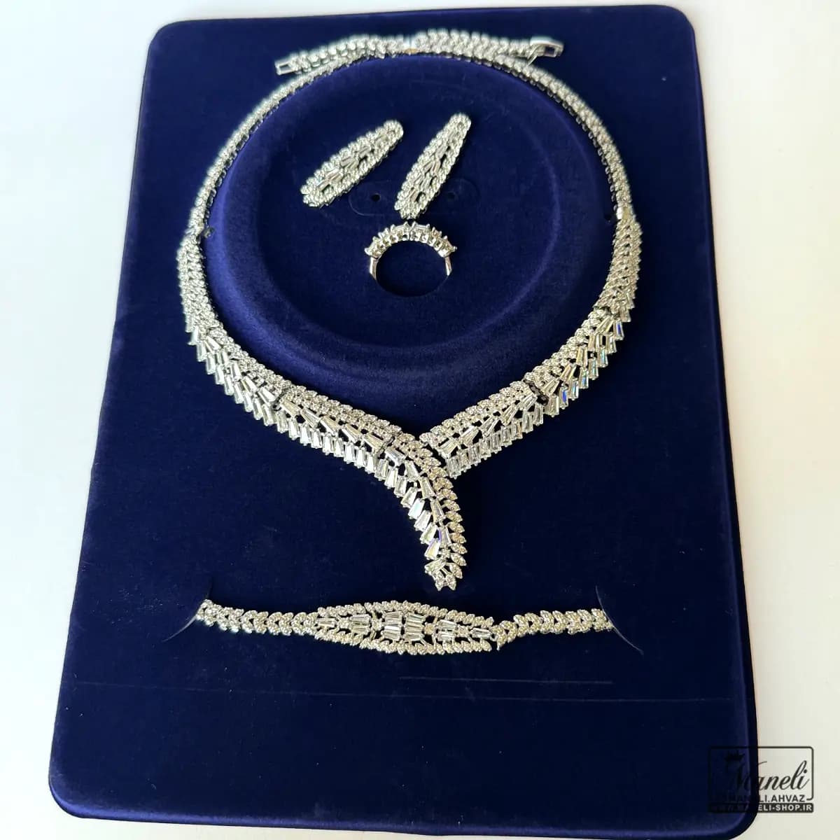 سرویس مجلسی با طرحی خاص و متفاوت نگین باگتی — تصویر ۹