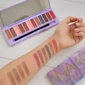 پالت سایه چشم ۱۲ رنگ نود NAKED با پیگمنت بالا، آینه و قلم — تصویر ۹