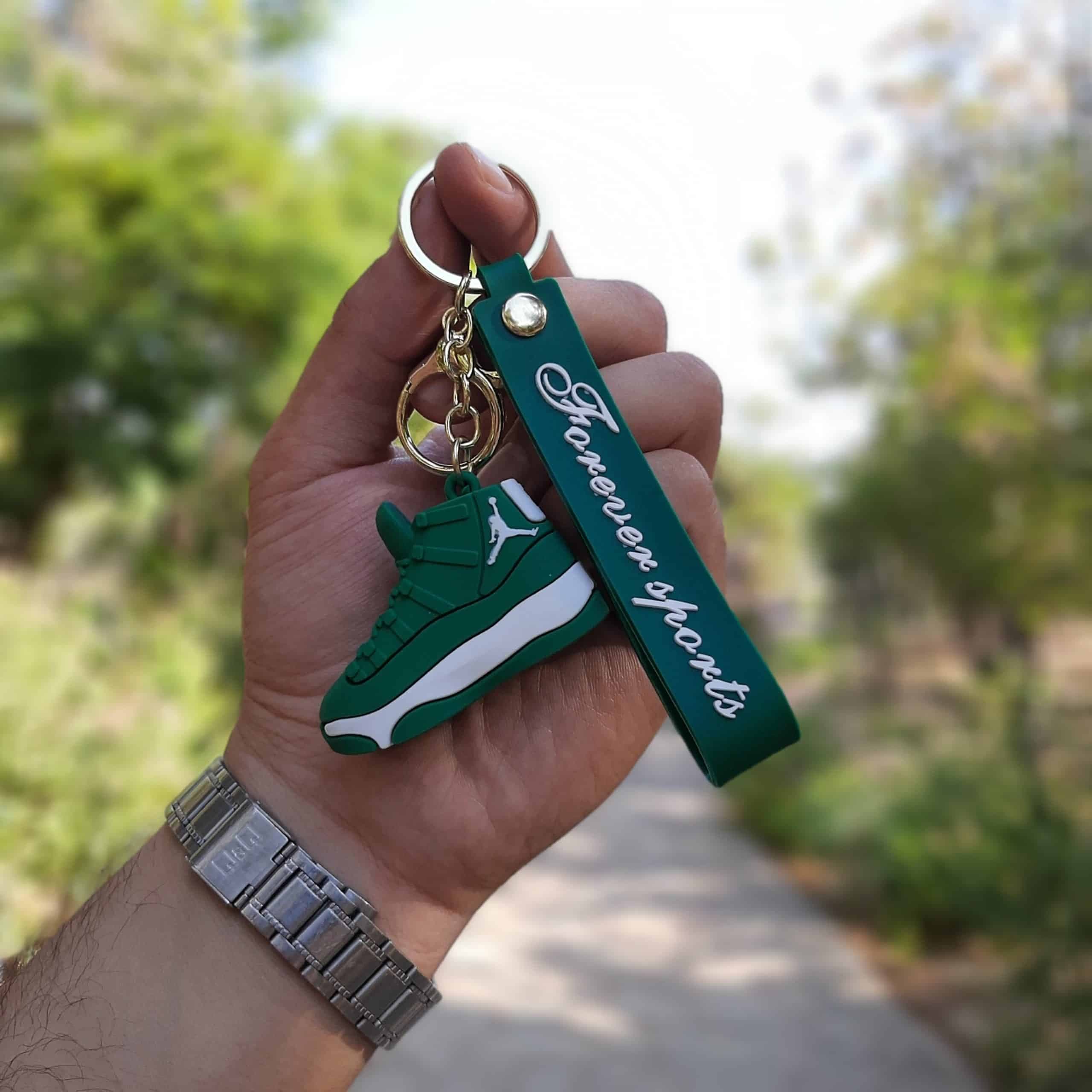 آویز سیلیکونی طرح کتونی جردن ساقدار — تصویر ۴