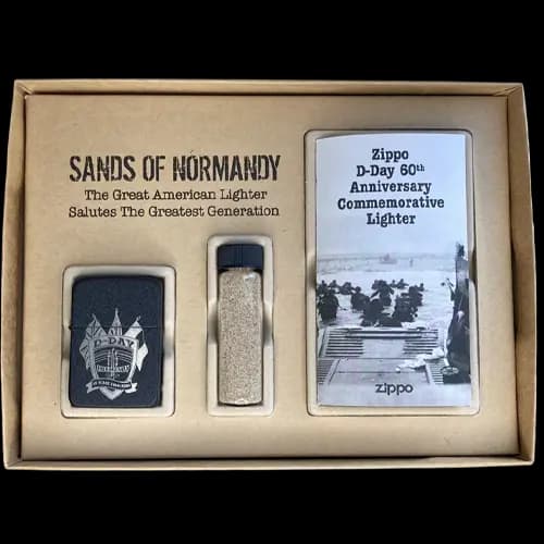 فندک زیپو مدل SANDS OF NORMANDY | شصتمین سالگرد نبرد نورماندی — تصویر ۵